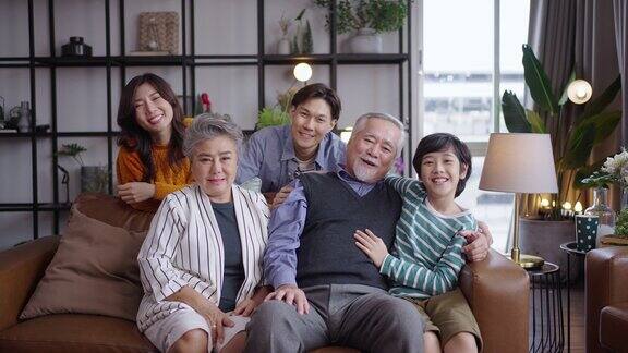 幸福的亚洲家庭在客厅沙发上度过的时光的肖像家庭和家