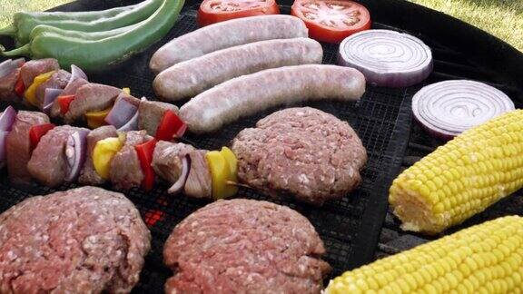 木炭烤架上的生肉和新鲜蔬菜