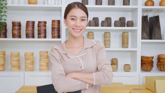 亚洲女商人肖像检查花瓶订单和看相机年轻有吸引力的商业女孩工作准备包裹盒子检查电子商务航运在线零售销售在家里的商店