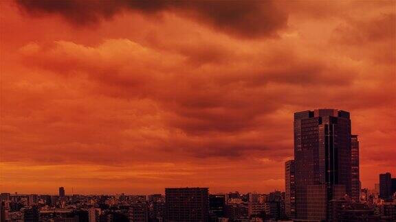 视频的天空云城市和建筑物夜景从日落