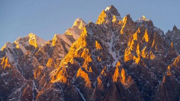 在巴基斯坦北部罕萨山谷地区的帕苏山谷的春天喀喇昆仑山脉雪山的壮丽景色的延时移动光影日落场景