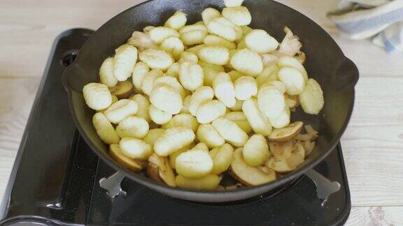 做蘑菇菠菜汤圆
