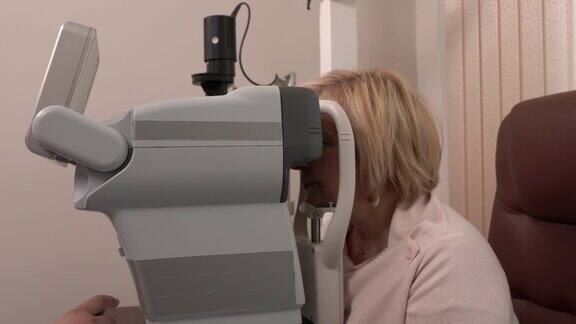 医生使用自动屈光仪进行视力检查专业的眼科设备视力测试
