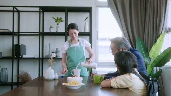 幸福亚洲家庭早餐亚洲妻子丈夫和儿子一起坐在餐桌家庭内部背景一起吃早餐