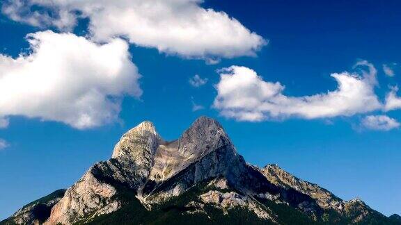 全景“Pedraforca”山体与快速移动的云Hyperlapse