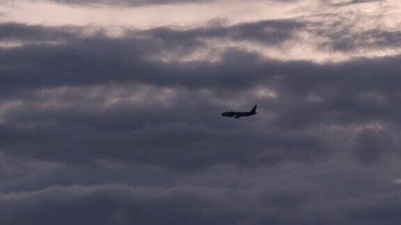 雨云上的飞机慢镜头