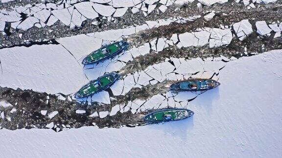 四艘破冰船在维斯瓦河上粉碎冰块波兰普洛克