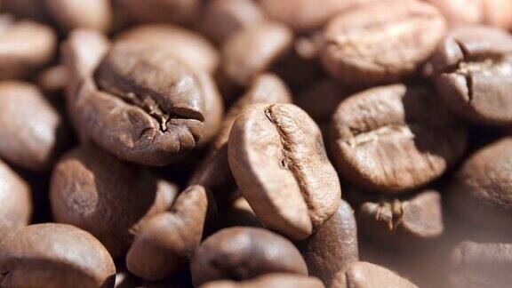 开胃的新鲜烘培咖啡豆慢慢旋转周围的阳光微距镜头
