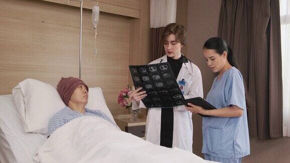 女医生在医院住院病房床上给病人解释x光片