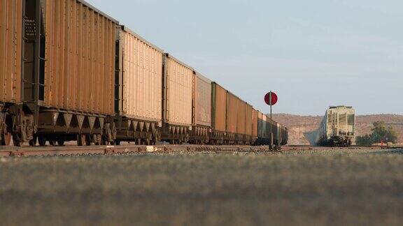 《沙漠中的火车》在加州特罗纳附近