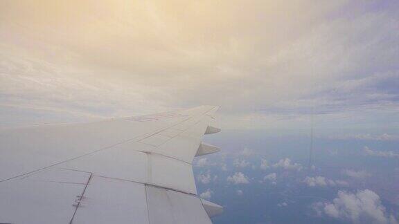 倾斜镜头从飞机窗口观看多云的蓝天