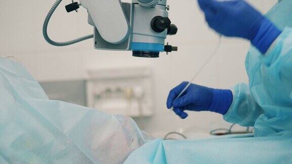 一名外科医生在眼科手术中使用医疗设备