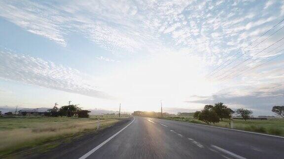 清晨自驾游在新西兰高速公路-汽车的观点
