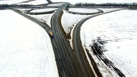 冬天的公路上有雪