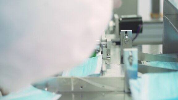 无菌工厂的机器正在生产口罩生产医用口罩掩模的制造工艺