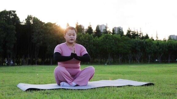 年轻高大的亚洲女性在户外做瑜伽