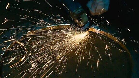 钢铁工业工人打磨一个圆形金属环