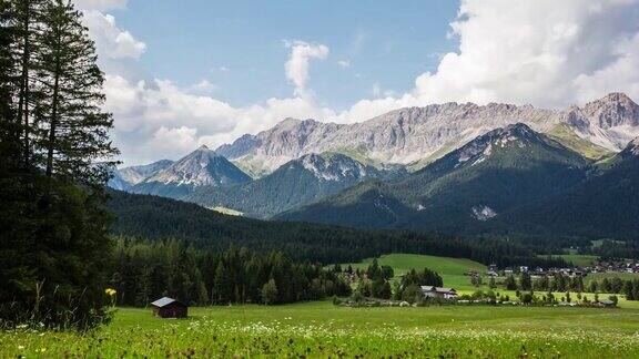夏季阿尔卑斯山的景色奥地利