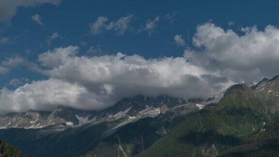 云在意大利阿尔卑斯山上空移动