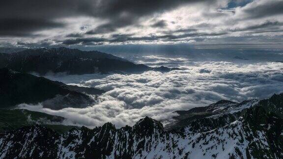 阳光穿透云层照亮了雪山和云海