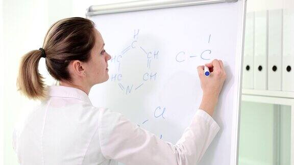 这个女人在白板上写一个公式一个特写