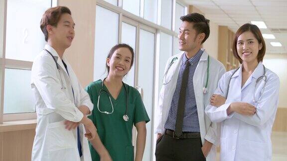 一群医生护士在走廊开心的聊天