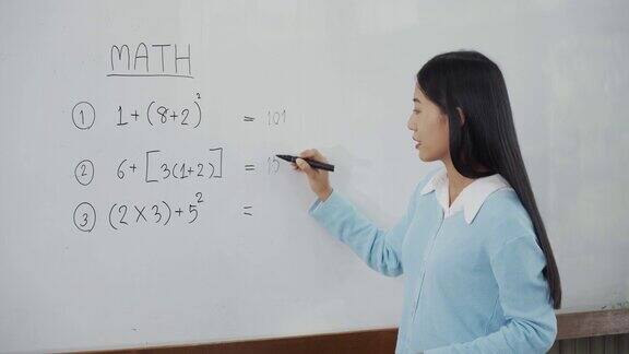 亚洲女教师在教室里教学生