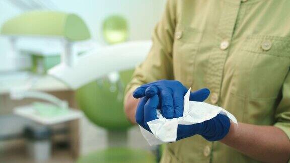 女牙医正在消毒口腔手钻关闭医生的手