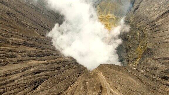 带有火山口的活火山GunungBromo爪哇印度尼西亚