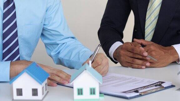 房地产经纪人与客户在购房协议中讨论协议条款的细节