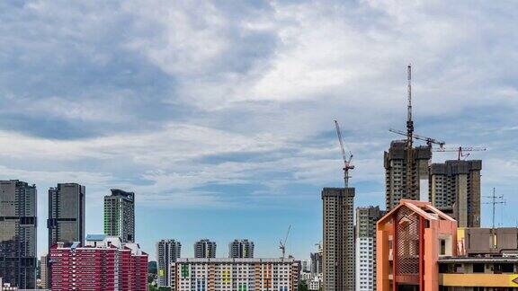 从白天到夜晚新加坡市中心的建筑工地的与云移动