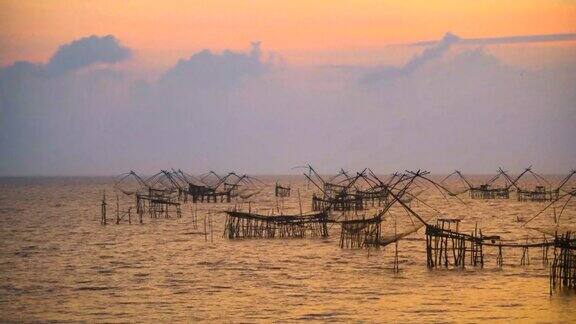 :泰国法塔隆巴普拉湖上的日出