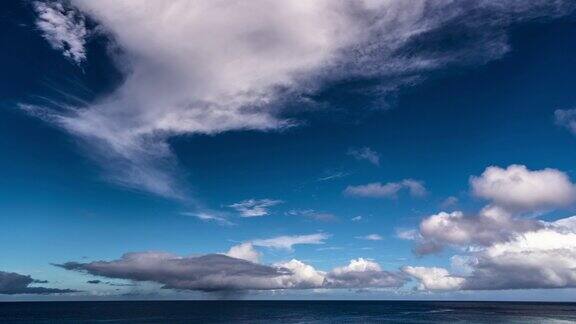 延时拍摄的加勒比海上空移动的云