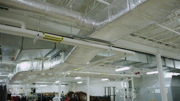 工业室内的设备、送风管道和暖通空调系统