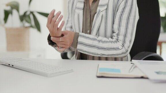 商务女性因办公室键盘损伤或腕管综合症导致手和手腕疼痛女性因打字或工作过度而引起的疼痛、问题或关节炎症的特写