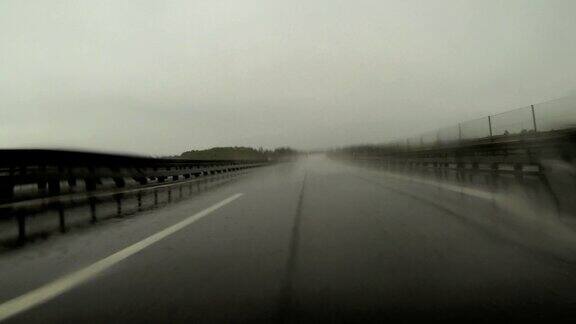 在下雨的高速公路上开车