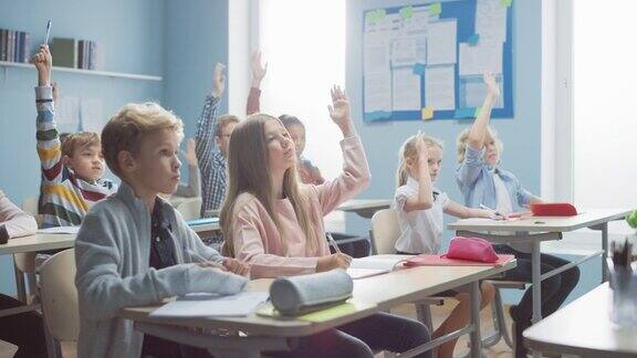 孩子们在小学课堂上认真听老师讲课每个人都举手知道正确答案儿童在学校学习科学和创造性思维