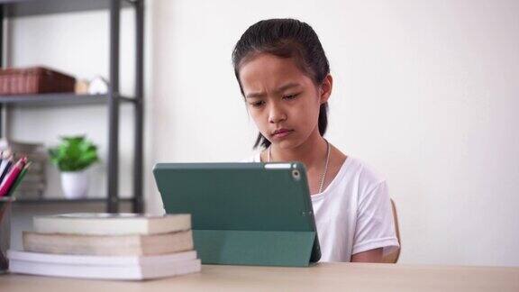 患有近视的女孩用平板电脑仔细阅读和观看细节