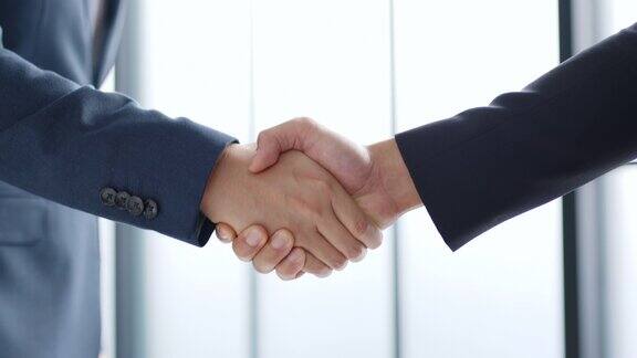 专业的商人通过握手来达成交易、协议和成功