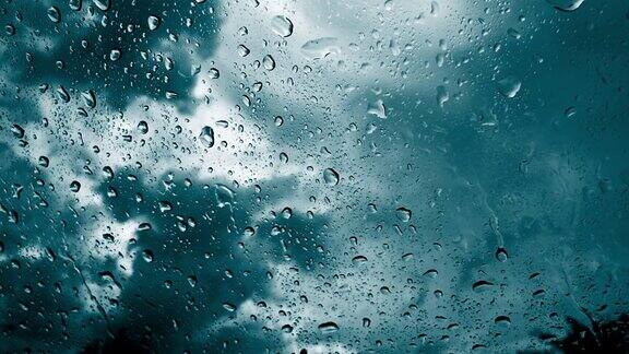 雨点落在窗户玻璃上