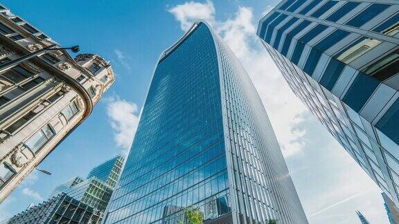 伦敦金融区的摩天大楼白天有云