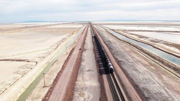 博纳维尔盐滩附近的火车和钾盐矿