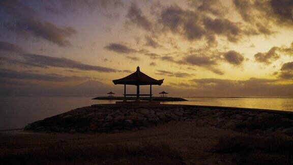 印度尼西亚巴厘岛PantaiKarang海滩令人惊叹的日出景色