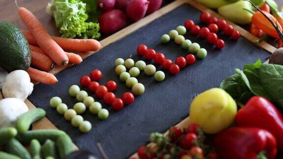 新鲜的蔬菜放在木桌上