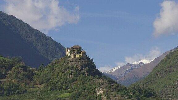 阿尔卑斯山顶的中世纪城堡