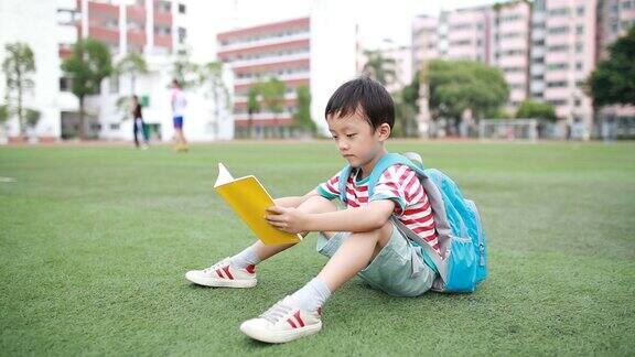 小男孩在学校读书