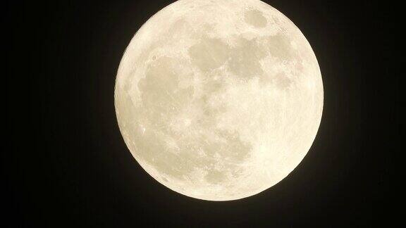 明亮的移动满月在黑色的背景