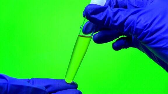 绿色屏幕背景下的试管尿液测试