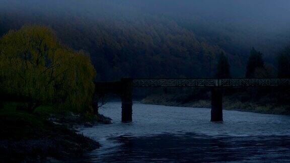 迷雾夜河上的古桥