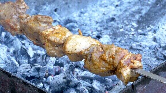 在自然界中烧烤的羊肉串街头食品烤肉串上烤